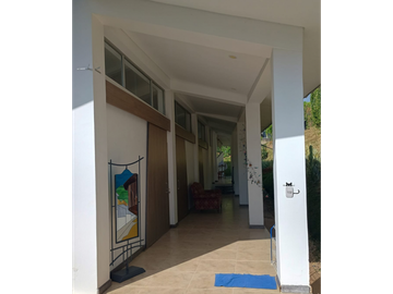 Venta de casa campestre de 2500 m2 en La Mesa Cund.