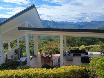 Venta de casa campestre de 2500 m2 en La Mesa Cund.
