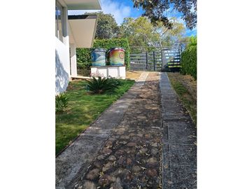 Venta de casa campestre de 2500 m2 en La Mesa Cund.
