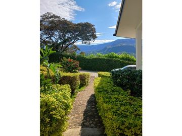 Venta de casa campestre de 2500 m2 en La Mesa Cund.