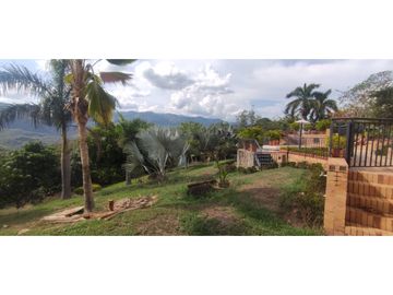 Casaquinta con piscina, 6500 M2 en 1399 mill en La Mesa CUND
