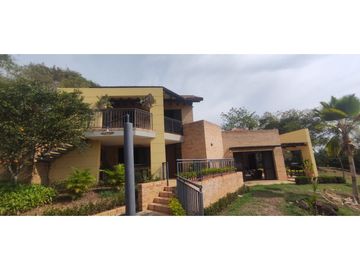 Casaquinta con piscina, 6500 M2 en 1399 mill en La Mesa CUND