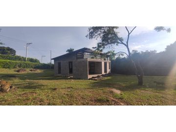 Se vende casa campestre de 144 M2 en 720 mill en La Mesa Cund.