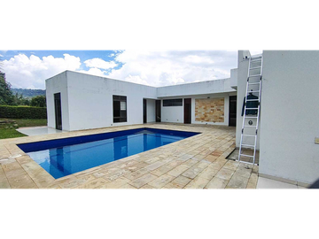 Casa campestre en Condominio de 1704 M2 con piscina en La Mesa cund