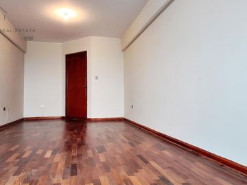 ¡Oportunidad en Surco! Amplio Departamento con 3 Habitaciones, Cochera y Seguridad 24/7 Cerca a Todo