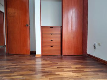 ¡Oportunidad en Surco! Amplio Departamento con 3 Habitaciones, Cochera y Seguridad 24/7 Cerca a Todo