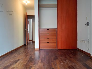 ¡Oportunidad en Surco! Amplio Departamento con 3 Habitaciones, Cochera y Seguridad 24/7 Cerca a Todo