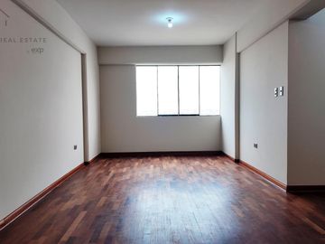 ¡Oportunidad en Surco! Amplio Departamento con 3 Habitaciones, Cochera y Seguridad 24/7 Cerca a Todo