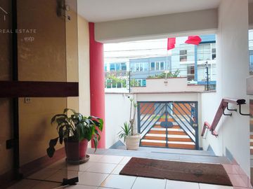 ¡Oportunidad en Surco! Amplio Departamento con 3 Habitaciones, Cochera y Seguridad 24/7 Cerca a Todo