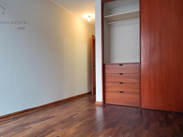 ¡Oportunidad en Surco! Amplio Departamento con 3 Habitaciones, Cochera y Seguridad 24/7 Cerca a Todo