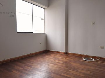 ¡Oportunidad en Surco! Amplio Departamento con 3 Habitaciones, Cochera y Seguridad 24/7 Cerca a Todo