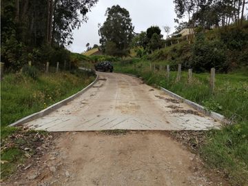 SE VENDE HERMOSO LOTE ESQUINERO EN LA VEREDA EL ALTO DEL AGUILA