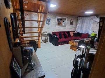 VENTA CASA 2 PISOS EN EL CORAZON COMERCIAL DE QUILICURA
