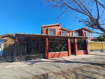 VENTA CASA 2 PISOS EN EL CORAZON COMERCIAL DE QUILICURA