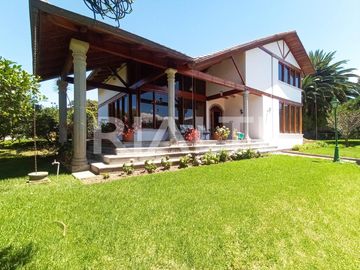 Hermosa casa de venta en Cumbayá vía Pillagua