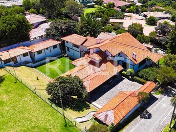 Hermosa casa de venta en Cumbayá vía Pillagua