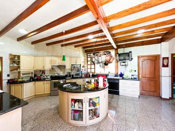 Hermosa casa de venta en Cumbayá vía Pillagua