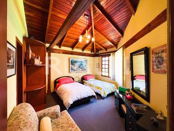Hermosa casa de venta en Cumbayá vía Pillagua