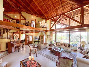 Hermosa casa de venta en Cumbayá vía Pillagua