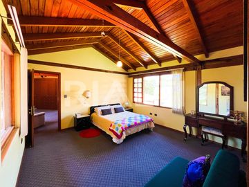 Hermosa casa de venta en Cumbayá vía Pillagua