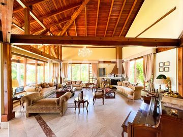 Hermosa casa de venta en Cumbayá vía Pillagua