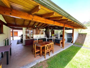 Hermosa casa de venta en Cumbayá vía Pillagua