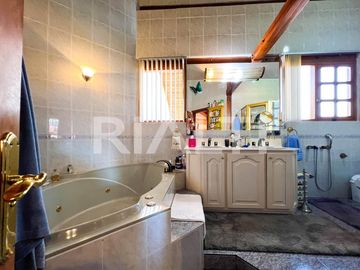 Hermosa casa de venta en Cumbayá vía Pillagua