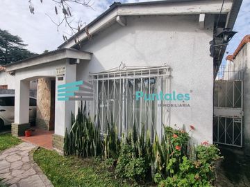 Casa en Burzaco sobre calle Alsina, con 4 ambientes, apta crédito, con escritura