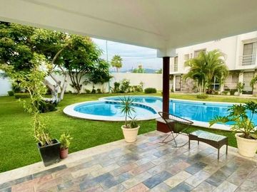 Venta Casa amueblada en Condominio con alberca.