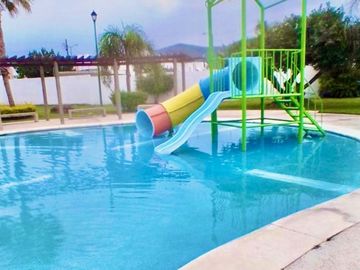 Venta Casa amueblada en Condominio con alberca.