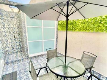 Venta Casa amueblada en Condominio con alberca.