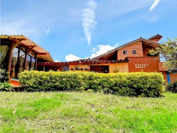 Venta de Finca en Marinilla, amoblada, rústica y con sabor a campo.