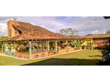 Venta de Finca en Marinilla, amoblada, rústica y con sabor a campo.
