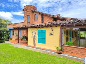 Venta de Finca en Marinilla, amoblada, rústica y con sabor a campo.