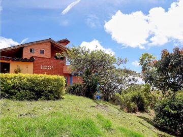 Venta de Finca en Marinilla, amoblada, rústica y con sabor a campo.