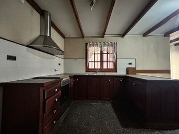 CASA 5 AMBIENTES VENTA EN LUIS GUILLÓN CON PARQUE