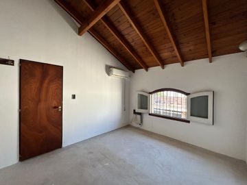 CASA 5 AMBIENTES VENTA EN LUIS GUILLÓN CON PARQUE