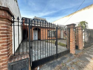 CASA 5 AMBIENTES VENTA EN LUIS GUILLÓN CON PARQUE