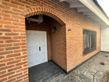 CASA 5 AMBIENTES VENTA EN LUIS GUILLÓN CON PARQUE