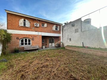CASA 5 AMBIENTES VENTA EN LUIS GUILLÓN CON PARQUE