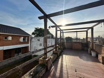 CASA 5 AMBIENTES VENTA EN LUIS GUILLÓN CON PARQUE