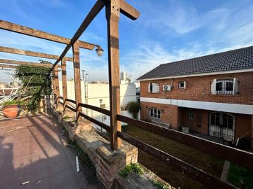 CASA 5 AMBIENTES VENTA EN LUIS GUILLÓN CON PARQUE