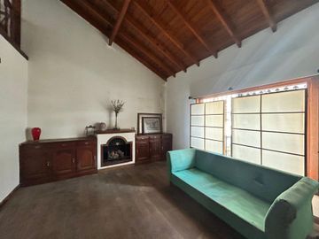 CASA 5 AMBIENTES VENTA EN LUIS GUILLÓN CON PARQUE