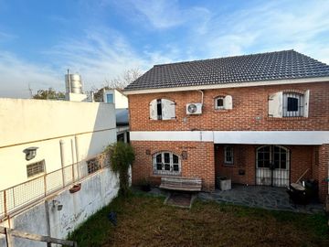 CASA 5 AMBIENTES VENTA EN LUIS GUILLÓN CON PARQUE