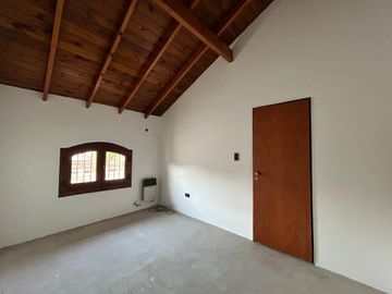 CASA 5 AMBIENTES VENTA EN LUIS GUILLÓN CON PARQUE