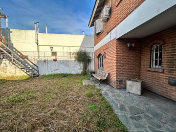 CASA 5 AMBIENTES VENTA EN LUIS GUILLÓN CON PARQUE