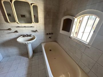 CASA 5 AMBIENTES VENTA EN LUIS GUILLÓN CON PARQUE