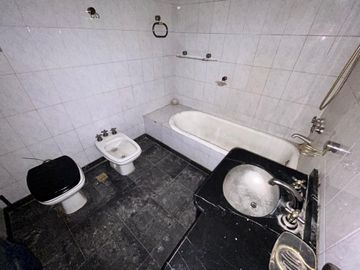 CASA 5 AMBIENTES VENTA EN LUIS GUILLÓN CON PARQUE
