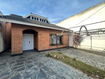CASA 5 AMBIENTES VENTA EN LUIS GUILLÓN CON PARQUE
