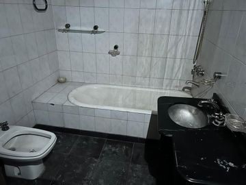 CASA 5 AMBIENTES VENTA EN LUIS GUILLÓN CON PARQUE